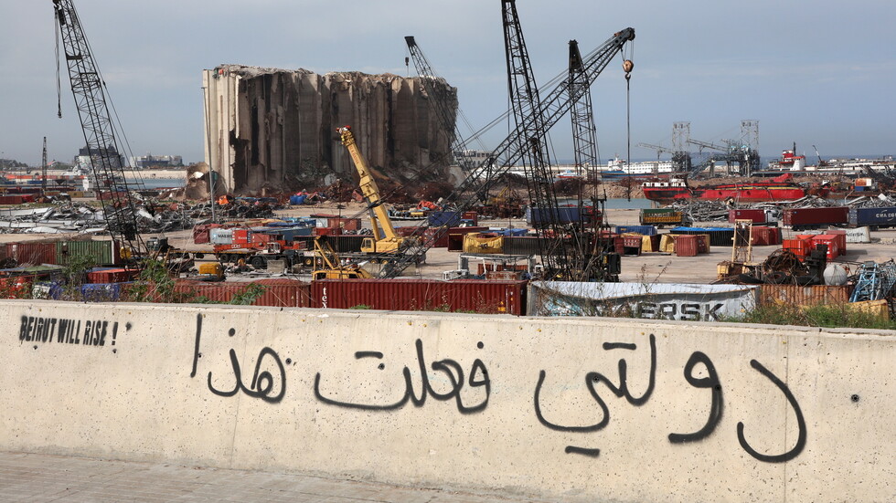 بينهم وزراء سابقون.. المحقق العدلي في قضية انفجار مرفأ بيروت يبدأ بملاحقة سياسيين وأمنيين