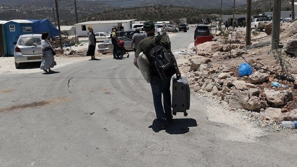 بموجب اتفاق مع الحكومة الإسرائيلية المستوطنون يرحلون عن بؤرتهم في جبل صبيح (صور)