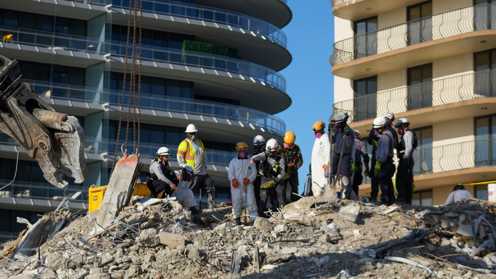 ارتفاع عدد قتلى المبنى المنهار في فلوريدا إلى 22 والسلطات تخلي مبنى آخر