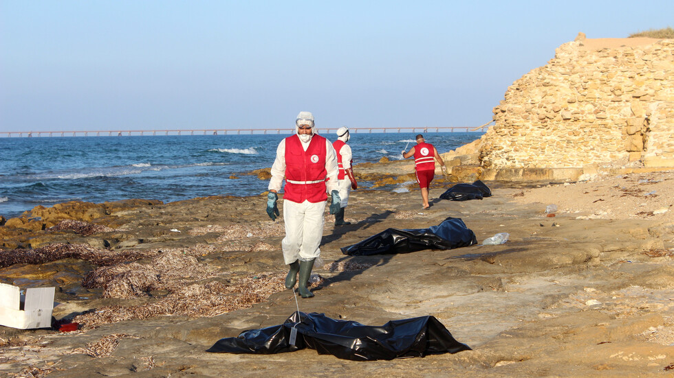 الهلال الأحمر: غرق عشرات المهاجرين جراء انقلاب قارب قبالة تونس