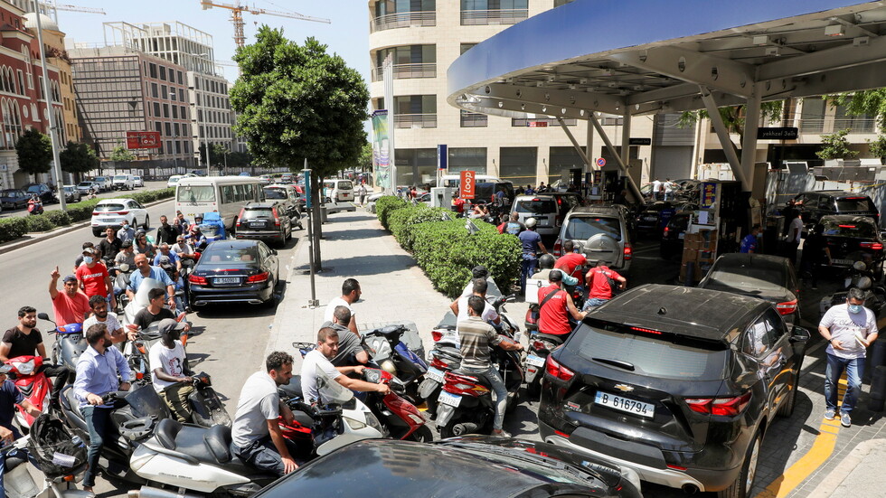 بالفيديو.. إشكال وإطلاق نار أمام محطة محروقات في بيروت