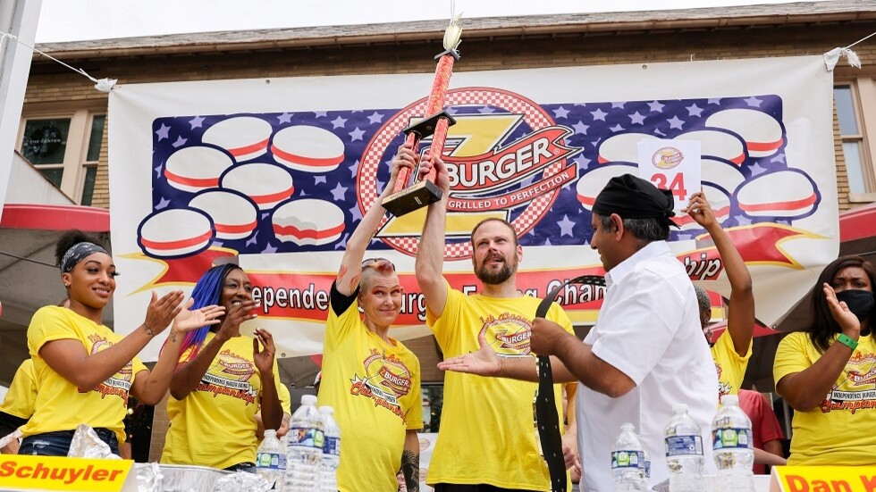 34 شطيرة في 10 دقائق.. التعادل يحسم مسابقة لالتهام البرغر في واشنطن (صور + فيديو)
