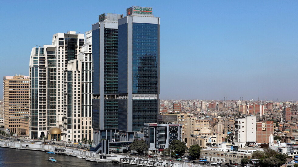 وزارة التربية المصرية تكرم مدرسا تعرض للتنمر