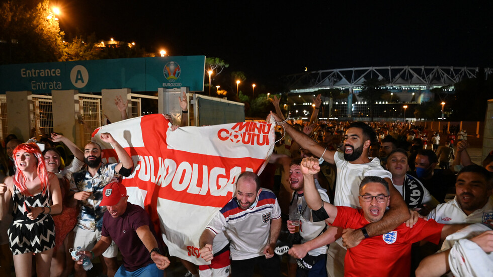 شاهد.. احتفالات هستيرية للجماهير الإنجليزية والشرطة تتدخل