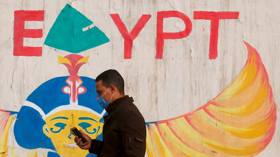 أخصائي مصري يكشف عن فئات ممنوعة من وضع الكمامة