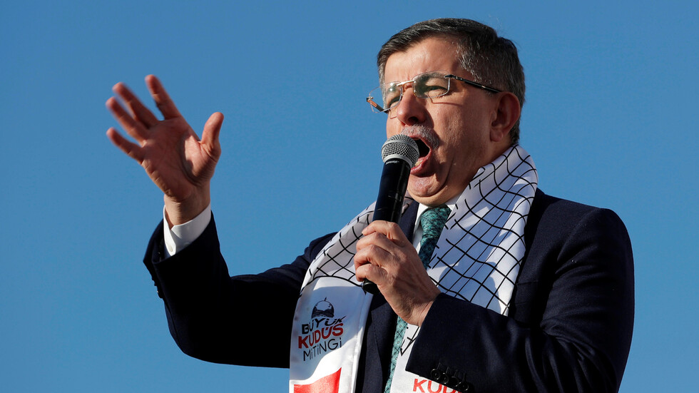 داوود أوغلو: على أردوغان اتخاذ قرار عاجل لإجراء انتخابات مبكرة في تركيا