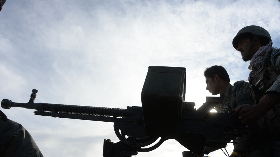 مستشار الرئيس الأفغاني للأمن القومي يدعو "طالبان" إلى السلام والمصالحة ويحذرها من "عواقب وخيمة"