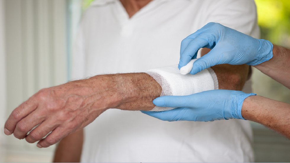 طالب يصمم جهازا يحتمل أن ينقذ الحياة ويوقف نزيف الدم بسرعة!