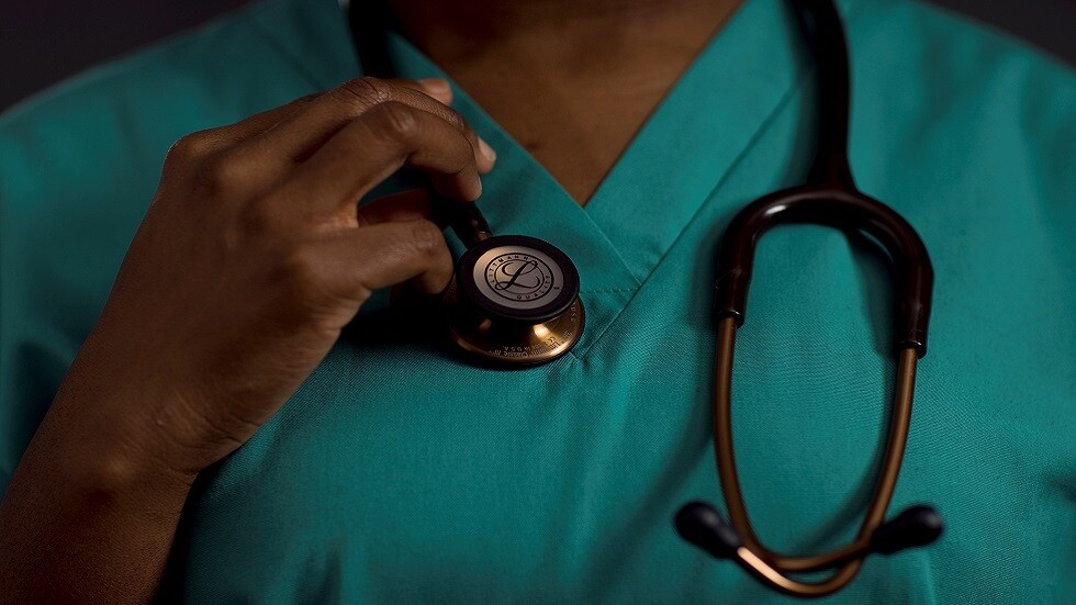 صحيفة ميرور: بريطانيون يضطرون إلى الذهاب إلى روسيا للعلاج