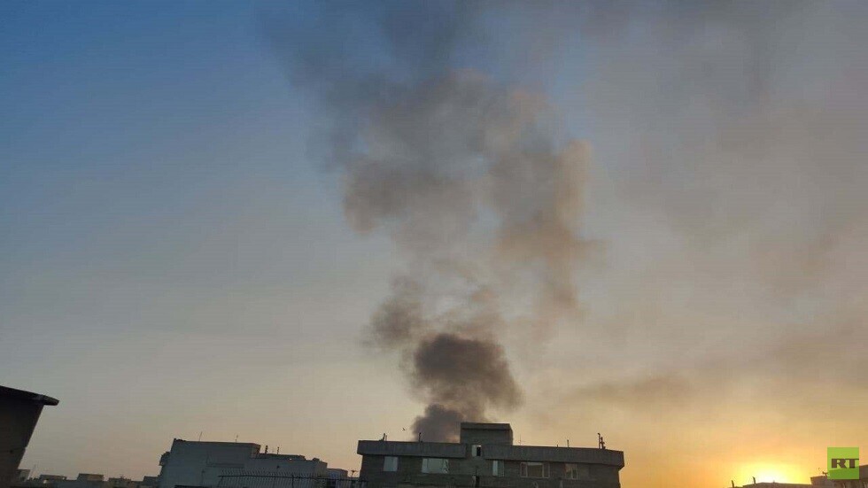 شب في مستودعات للسلع الأساسية.. حریق كبير على الطريق بين مدينتي طهران وكرج (فيديو)