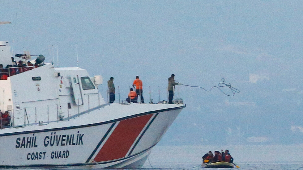 الأناضول: 3 مهاجرين سوريين يعودون سباحة إلى الأراضي التركية من اليونان