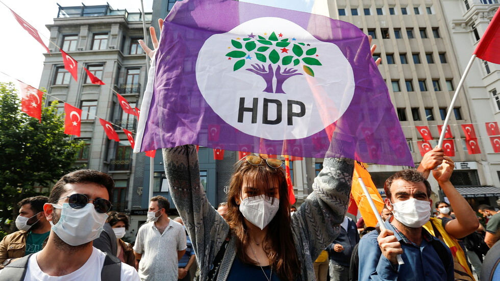 تركيا تفرج عن برلماني سابق مؤيد للأكراد