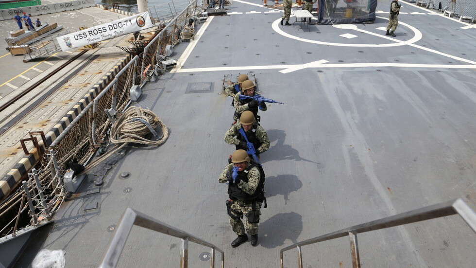 سفينة إنزال أمريكية تتجه إلى البحر الأسود