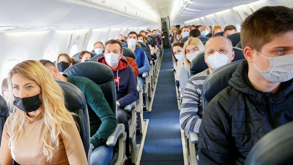 وكالة الطيران الأمريكية تغرم راكبا 10 آلاف دولار لرفض ارتداء الكمامة