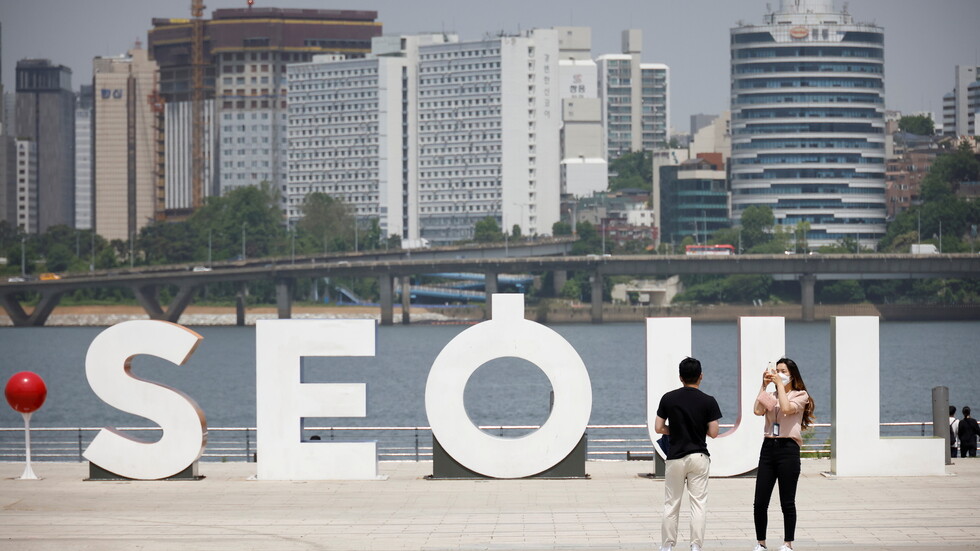 كوريا الجنوبية ترفع مستوى القيود في سيئول لأعلى درجة بعد رصد عدد قياسي لإصابات كورونا