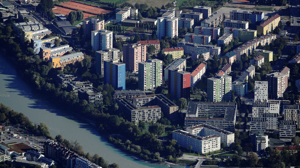 النمسا.. إصابة 17 تلميذا بعد سقوط عربة قطار في نهر (صور)