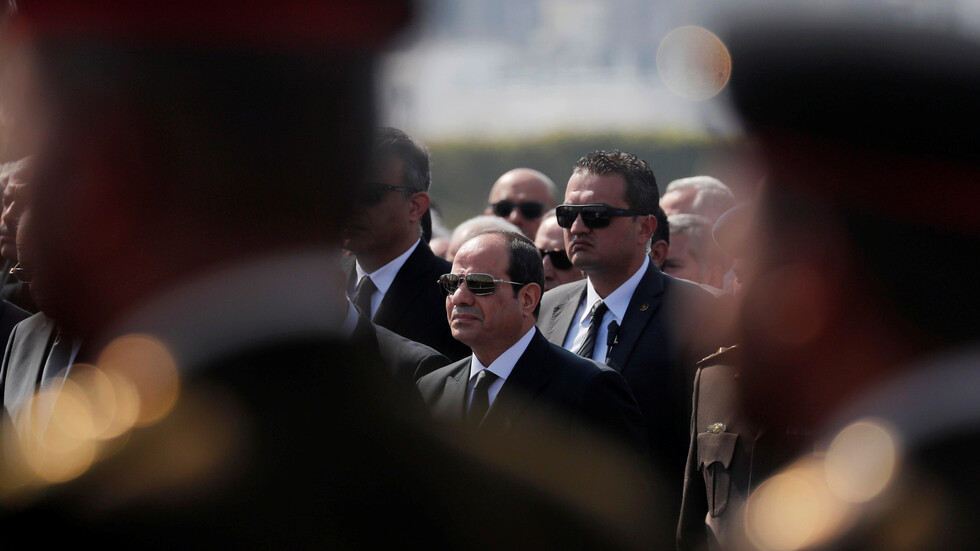مصر تنظم أول جنازة عسكرية في تاريخها لسيدة بحضور السيسي