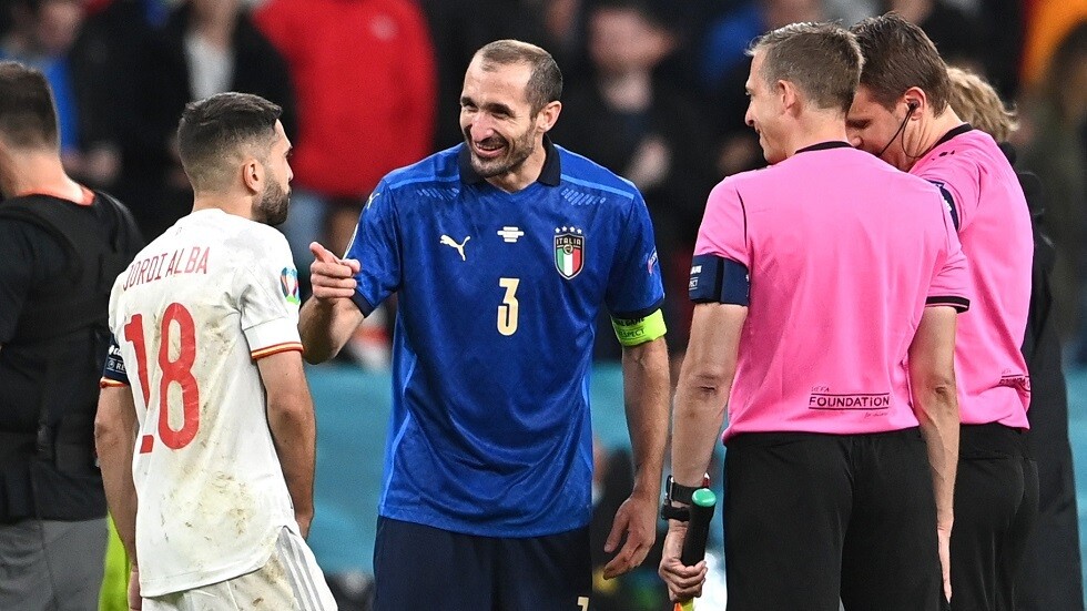 كيليني يوضح تصرفه "الغريب" مع ألبا قبل ركلات الترجيح