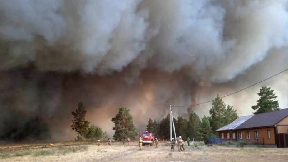 حرائق الغابات تلتهم عشرات المنازل وتشرد المئات في مقاطعة روسية (فيديو)