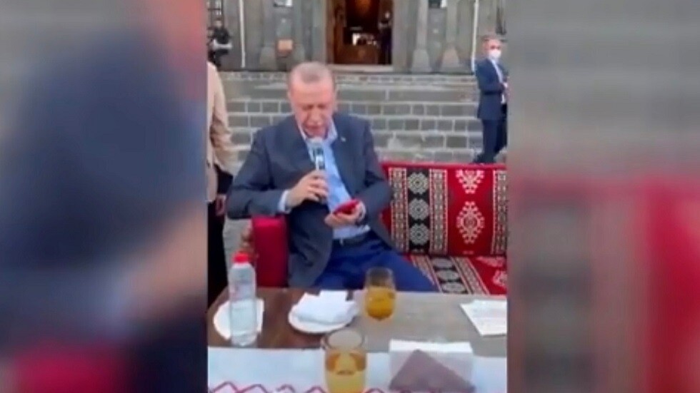 الرئيس التركي ينشد أغنية تراثية مع الشباب (فيديو)