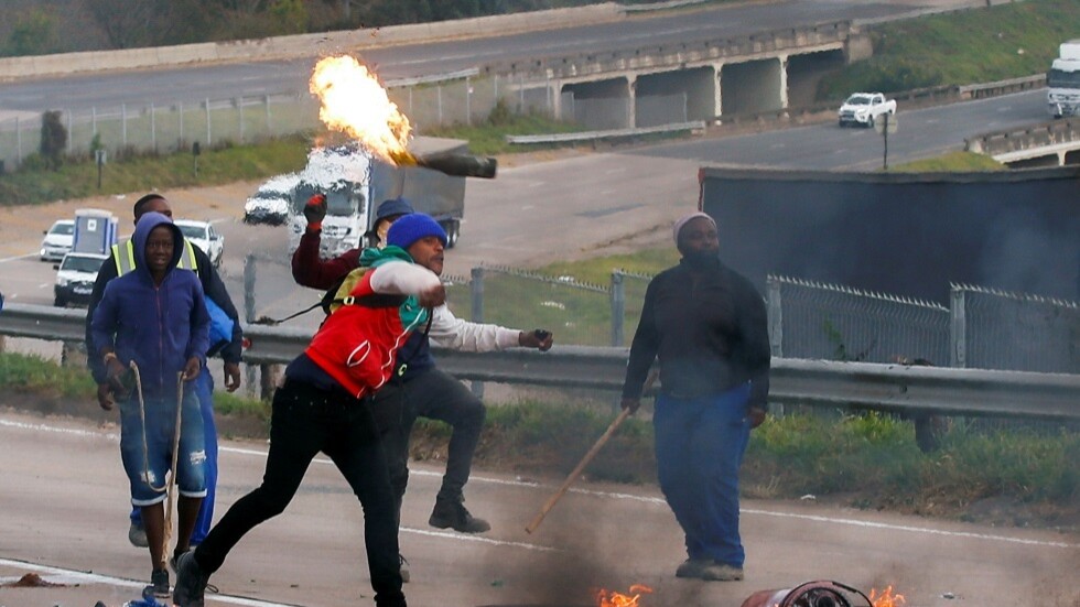 رئيس جنوب إفريقيا يدعو إلى الهدوء عقب تظاهرات رافضة لسجن زوما