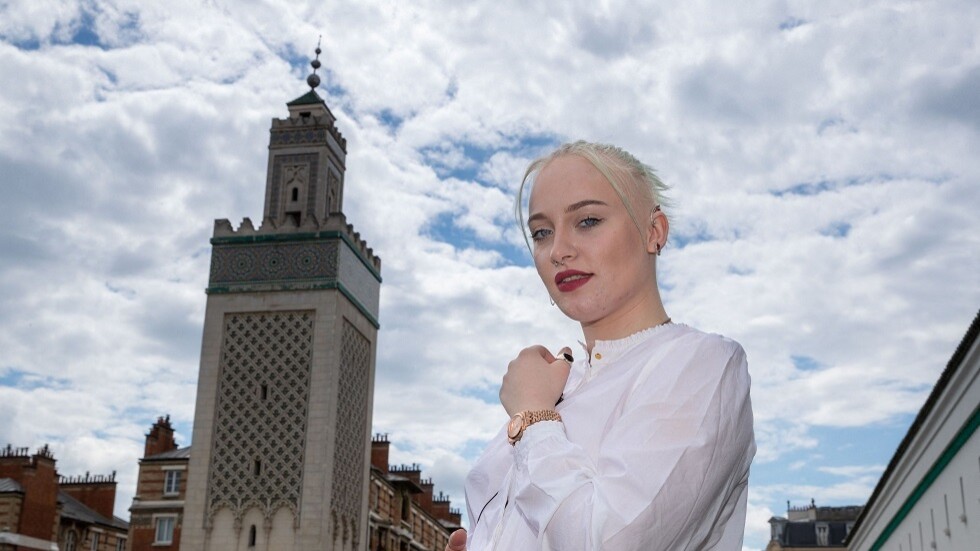 انتقدت الإسلام بشدة.. عميد مسجد باريس يهدي مراهقة فرنسية مصحفا ويقودها في جولة داخل المسجد (فيديو)