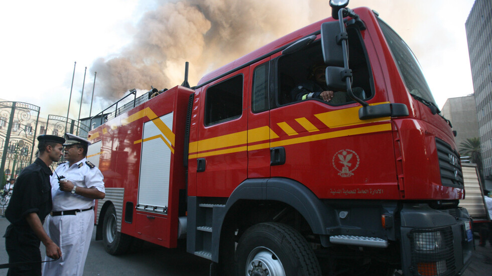 مصر.. حريق هائل بأحد أكبر المعارض التجارية في شمال سوهاج (فيديو + صور)
