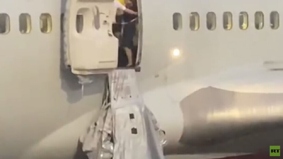 راكب يفتح مخرج طوارئ طائرة روسية قبل إقلاعها من موسكو بسبب الحرارة (فيديو)