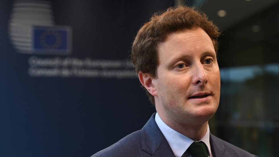 فرنسا تعرب عن أسفها من اعتراف اليونان باللقاحات الروسية والصينية المضادة لفيروس كورونا