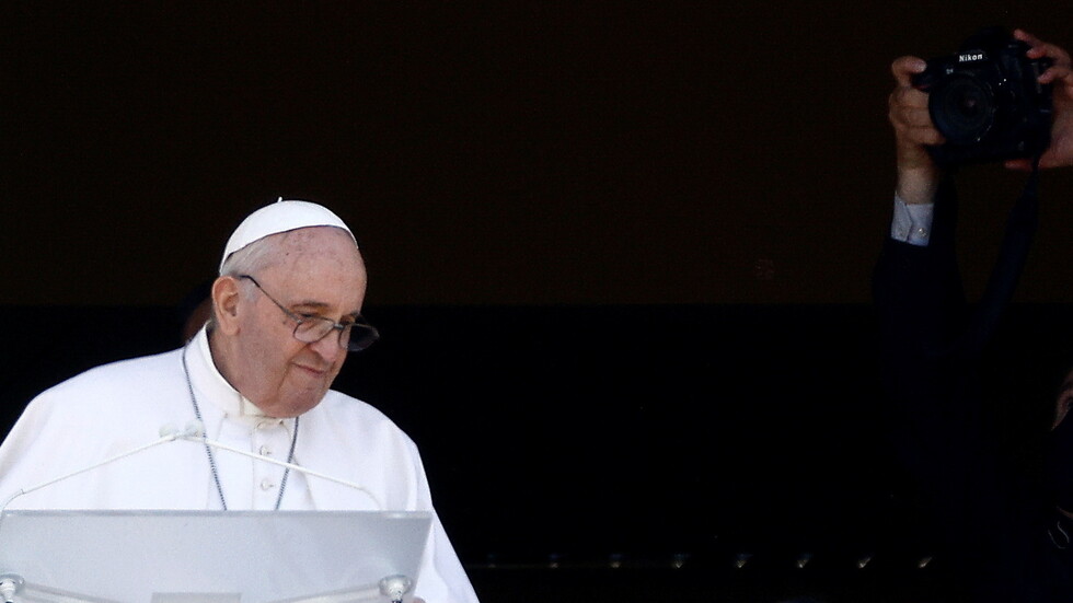 البابا فرنسيس يظهر على الملأ للمرة الأولى منذ خضوعه لجراحة