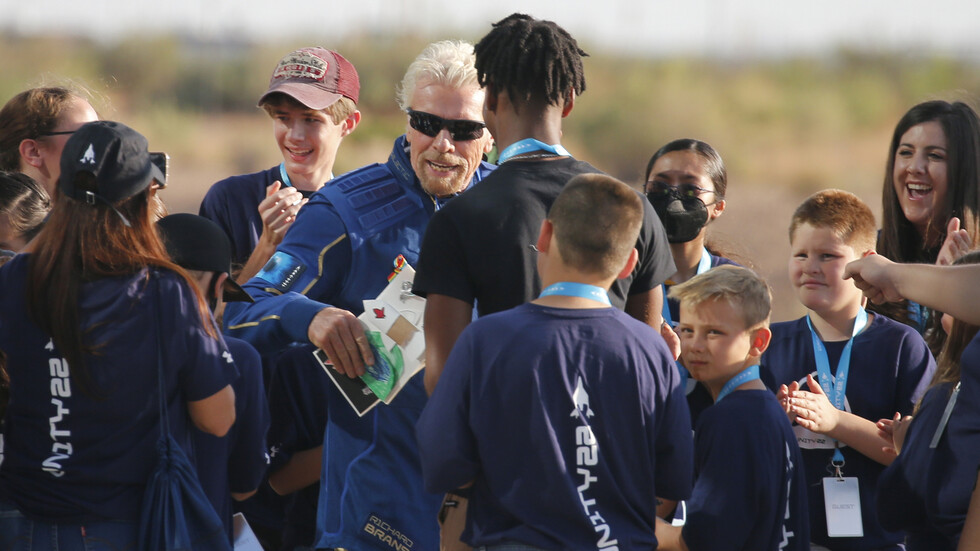 تمهيدا لرحلة فضائية غير مسبوقة.. ملياردير بريطاني يصل موقع الإطلاق بدراجة هوائية