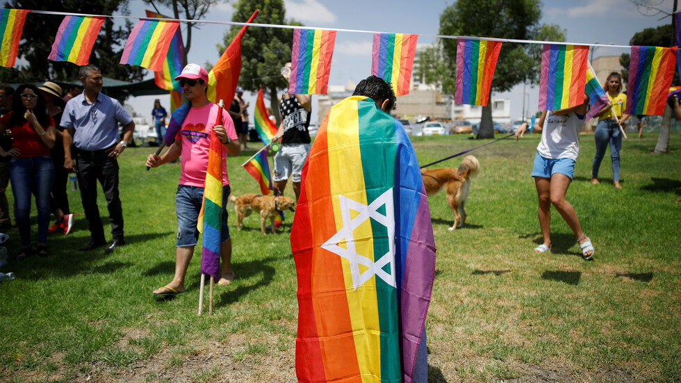 القضاء الإسرائيلي يلزم الحكومة بشرعنة تأجير الرحم لصالح المثليين