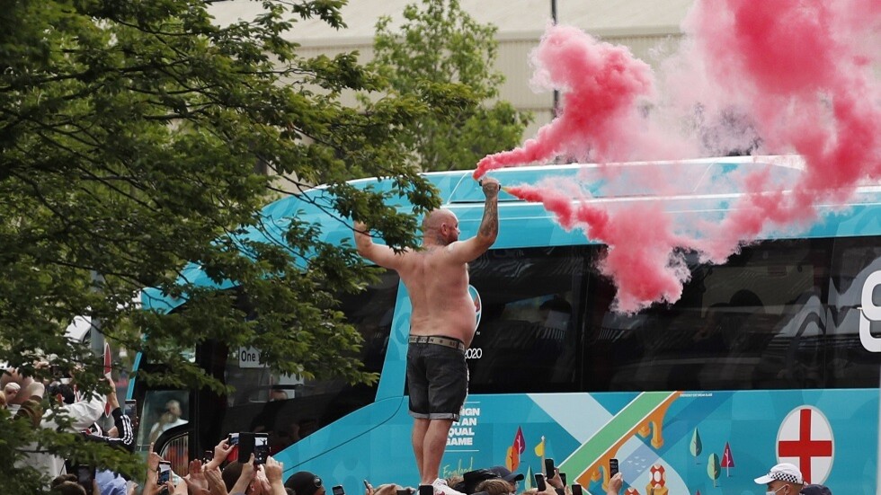 شاهد..  أعمال شغب قبل بداية نهائي 