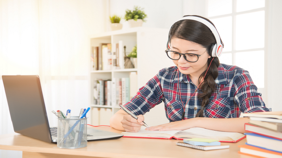 دراسة تكشف أهمية وفائدة أسلوب محدد عند تعلم لغة جديدة!