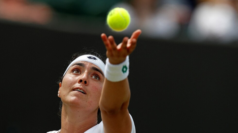 بالفيديو.. النجمة التونسية جابر تعرض مضربها للبيع