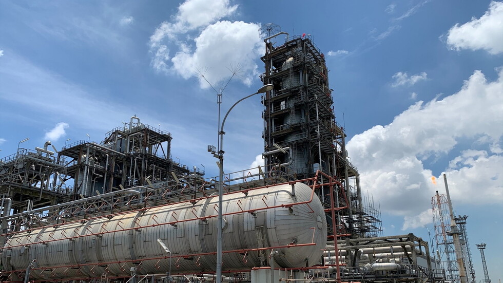 النفط ينخفض بفعل مخاوف اقتصادية تطغى على شح في الإمدادات