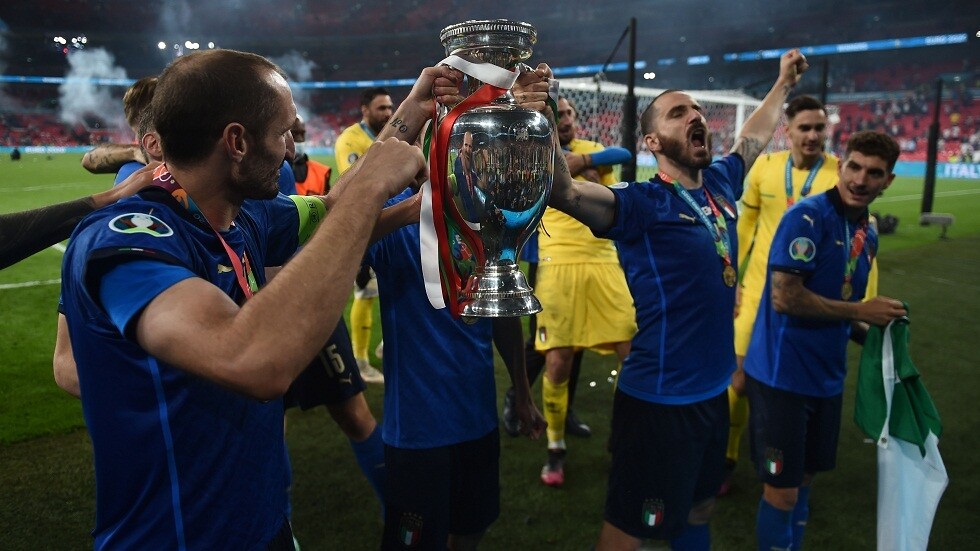 شاهد نجم المنتخب الإيطالي يدخن خلال احتفالات التتويج بكأس أمم أوروبا (فيديو وصور)