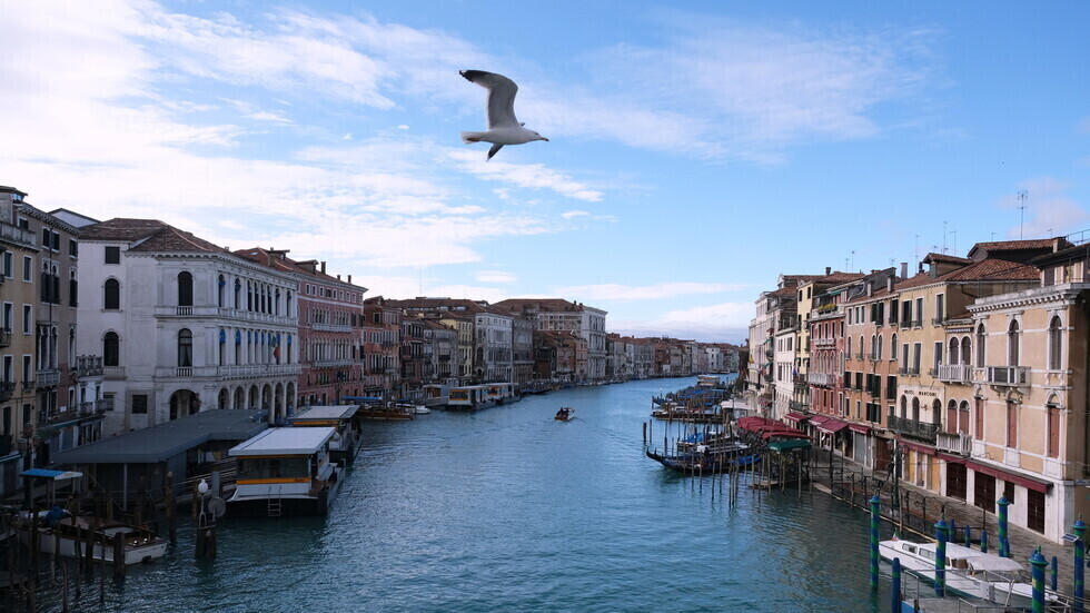 إيطاليا تسجل 1534 إصابة و20 وفاة جديدة بكورونا