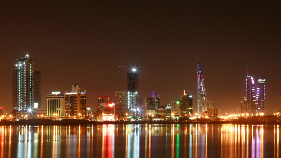 البحرين تعلق دخول المسافرين من 16 دولة بسبب كورونا