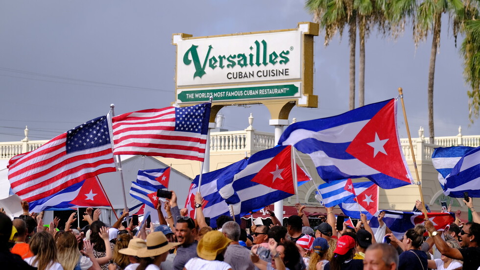 عمدة ميامي يحث بايدن على دراسة إمكانية قصف كوبا