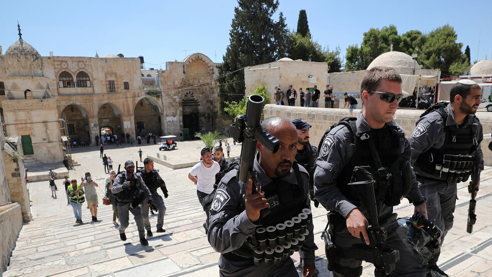 مستوطنون يقتحمون المسجد الأقصى