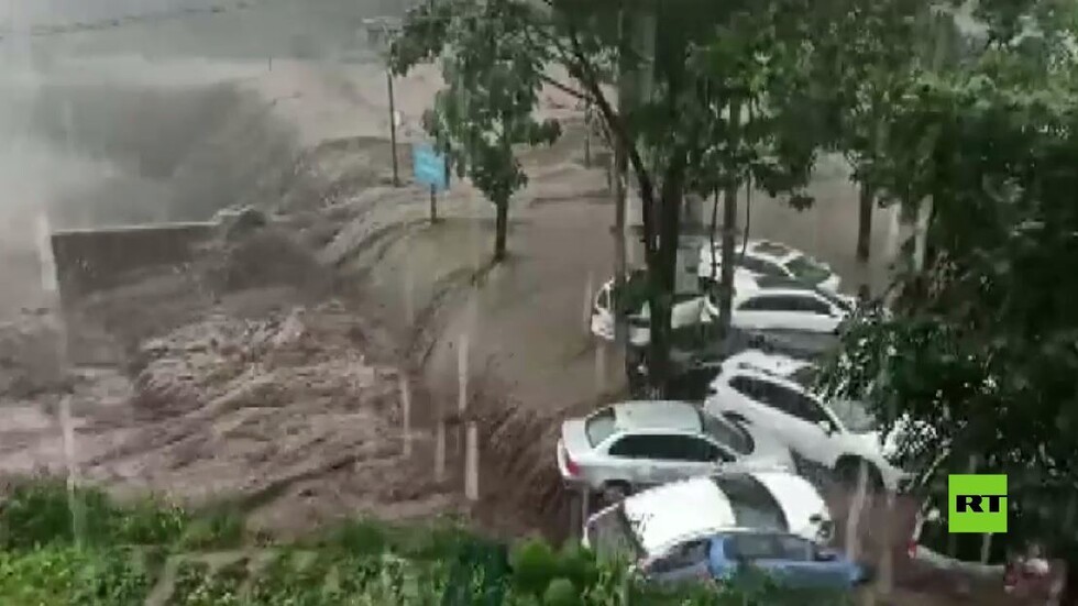 بالفيديو.. تيار مائي قوي يجرف سيارات جراء أمطار غزيرة في مدينة صينية
