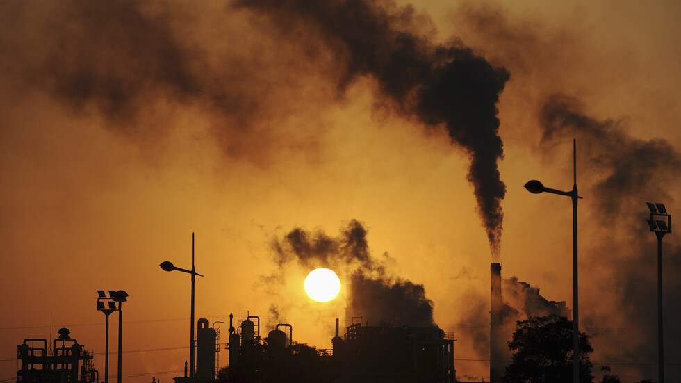 الصين تفتتح أكبر سوق في العالم لتداول حصص انبعاثات الكربون