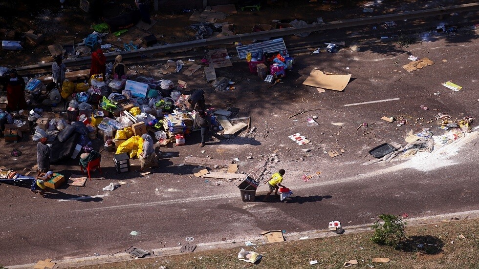 جنوب إفريقيا تستدعي قوات الاحتياط لمواجهة الاضطرابات- فيديو