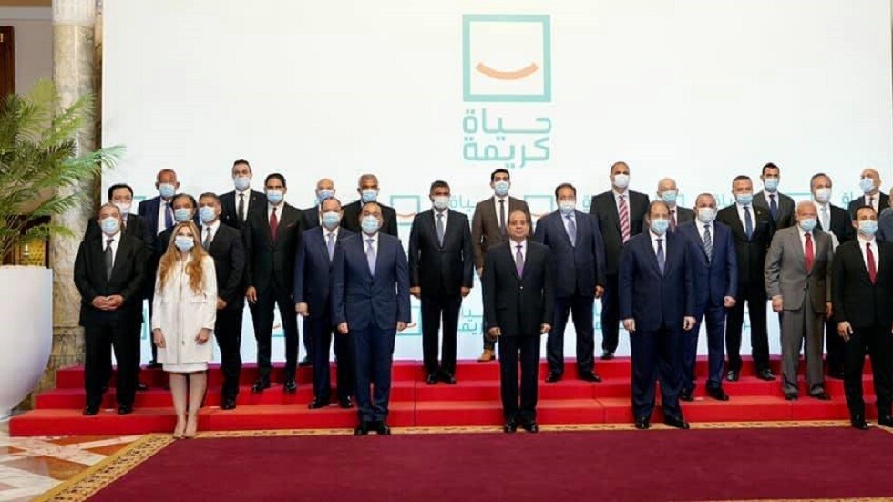 السيسي يوقع وثيقة المشروع القومي لتطوير الريف المصري (صورة)