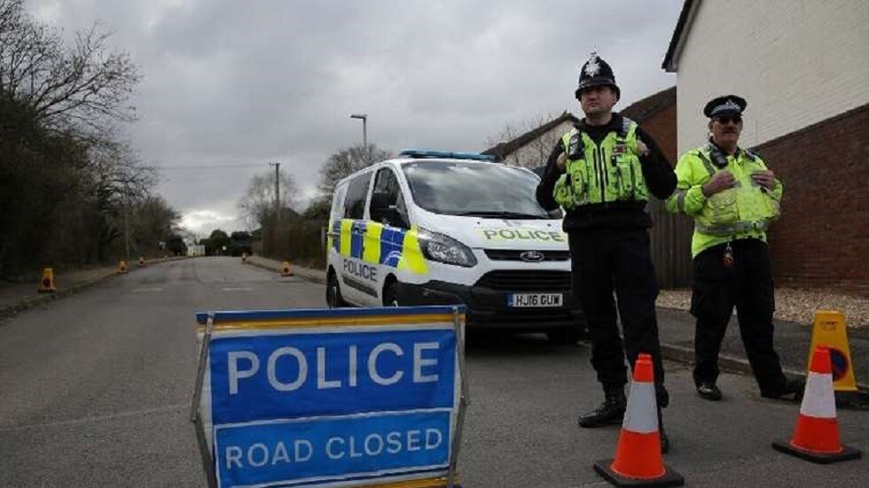 بريطانيا.. لص يهرب من الشرطة بقيادة سيارته على قضبان سكة القطار (فيديو)