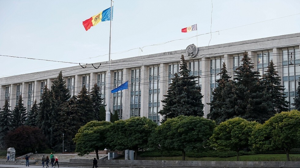 مولدوفا.. مواطن يكسر نافذة بمقر الحكومة رغبة منه بدخول السجن!