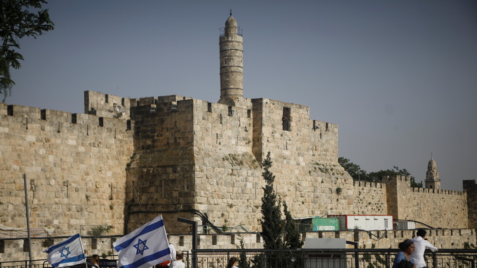 "لإثبات حق إسرائيل بالدفاع عن نفسها".. وفد دبلوماسي من 10 دول يزور تل أبيب