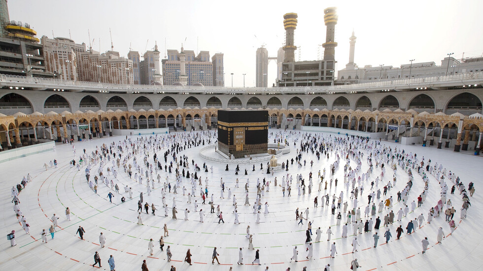 السعودية.. طلائع الحجاج يؤدون طواف القدوم وسط إجراءات احترازية مكثفة