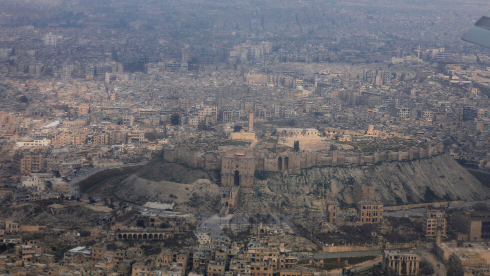 وسائل إعلام: انفجار عبوة ناسفة بسيارة في مدينة الباب شرق حلب بسوريا